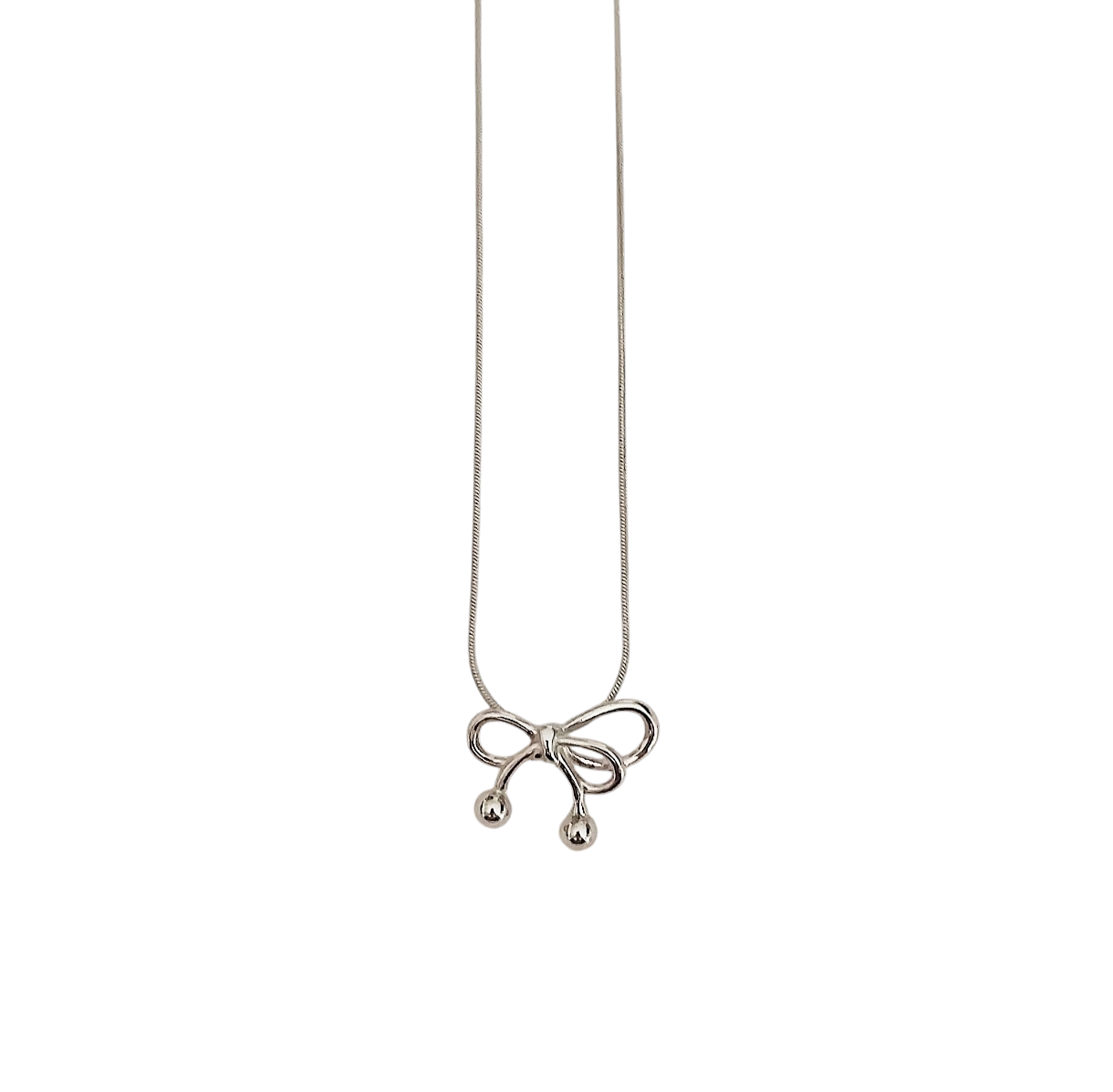Collier argenté avec noeud