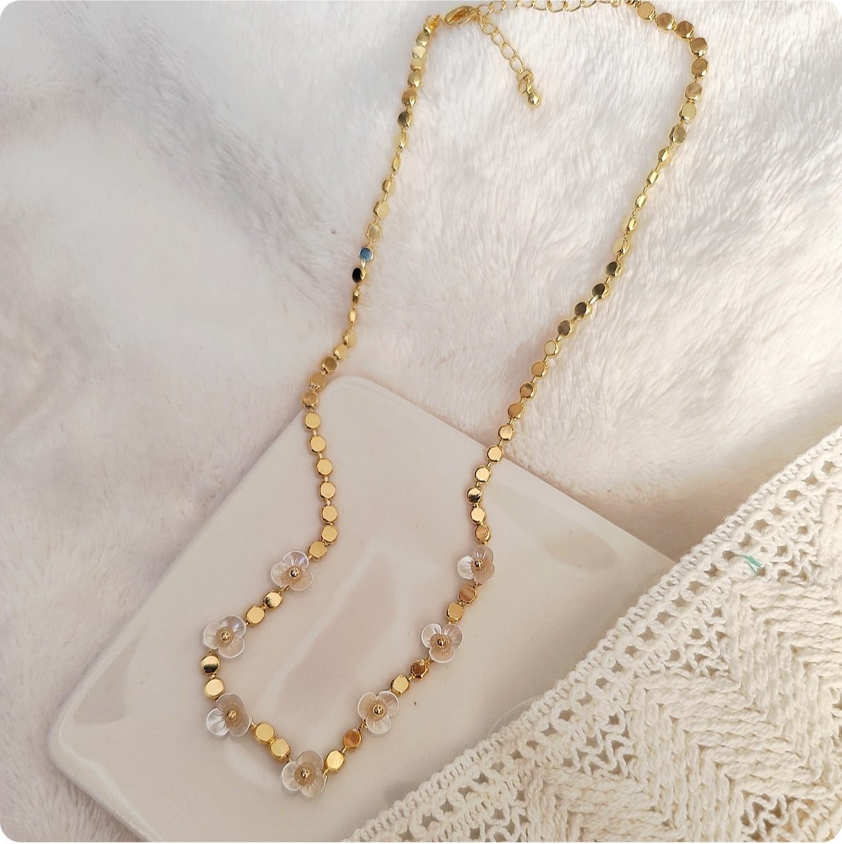 Collier en or laminé avec fleurs blanches