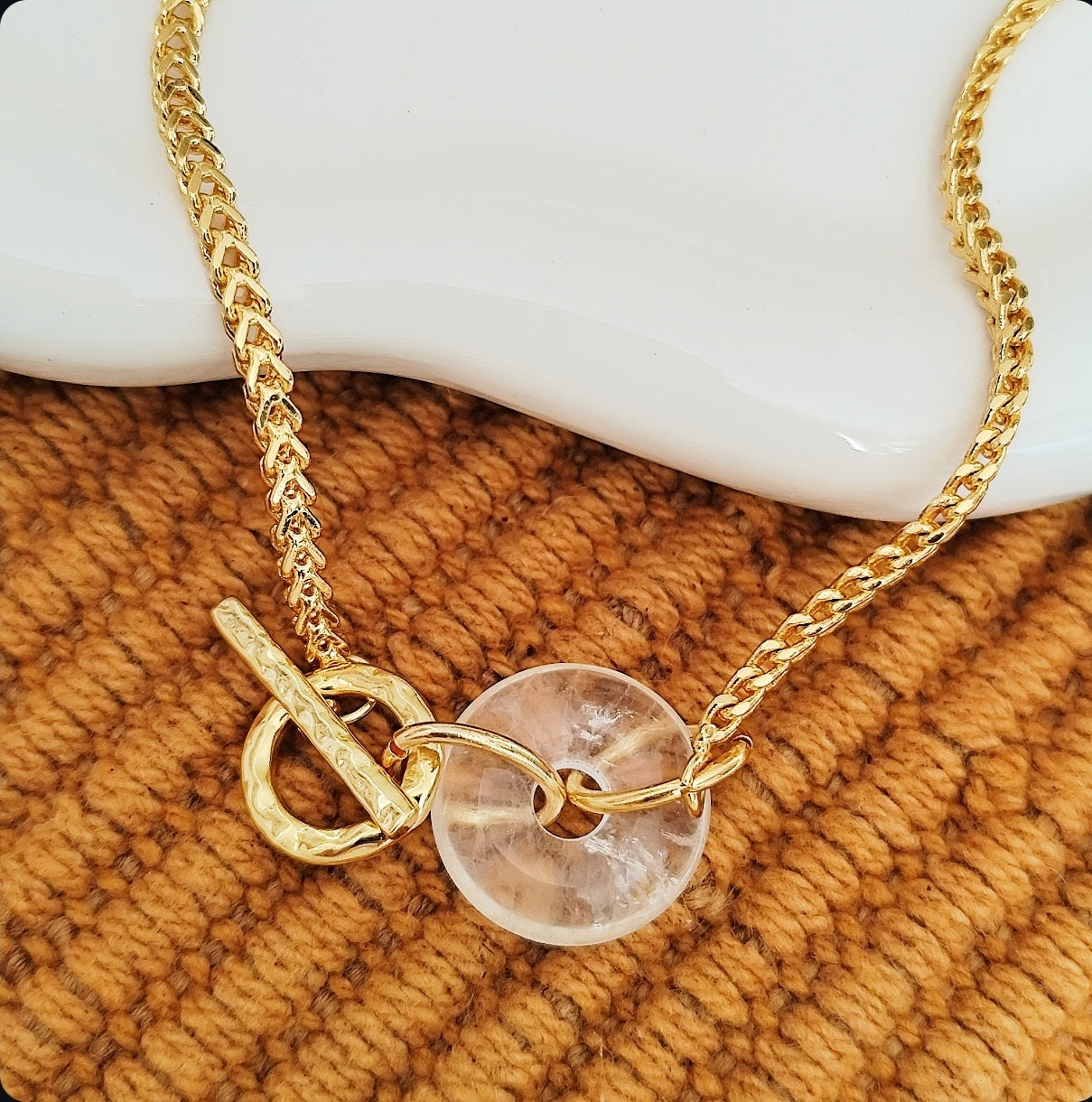 Collier avec pierre ronde et transparente