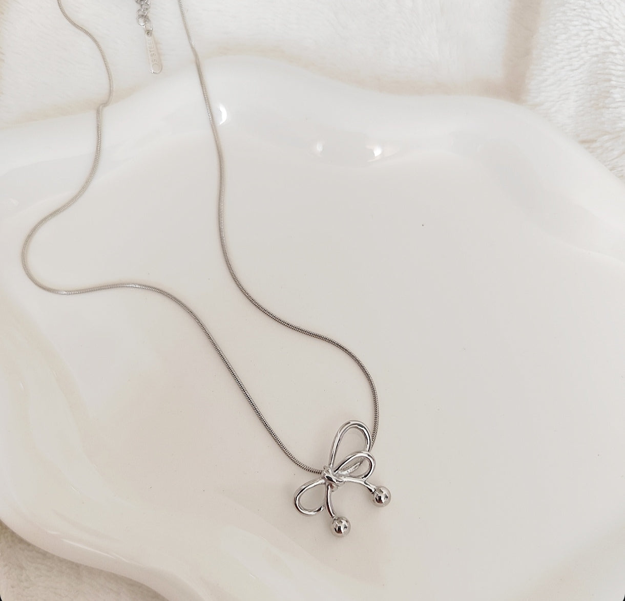 Collier argenté avec noeud