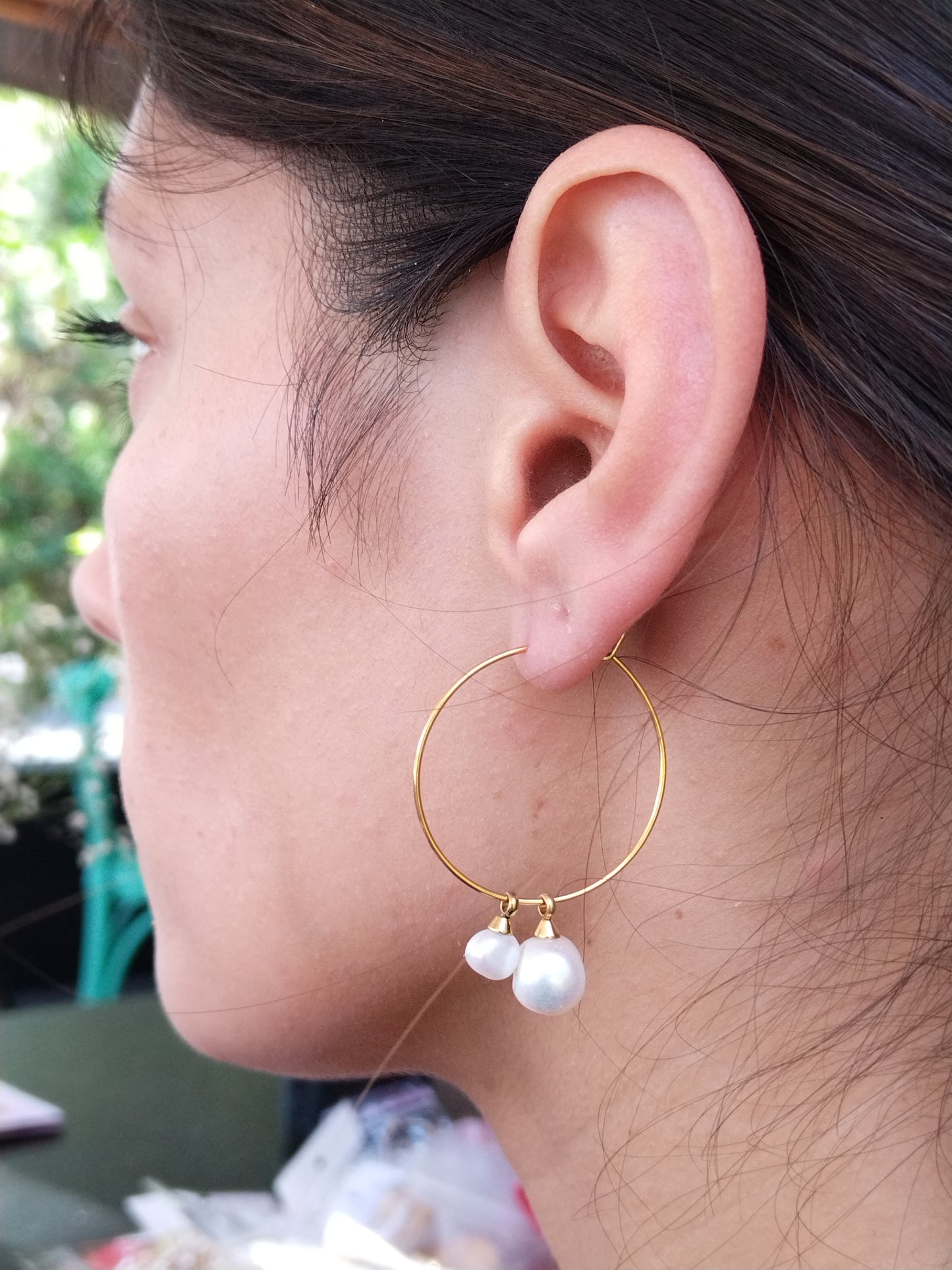 Boucles d'oreilles créoles avec perles blanches