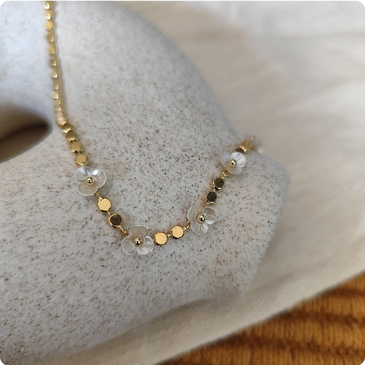 Collier en or laminé avec fleurs blanches