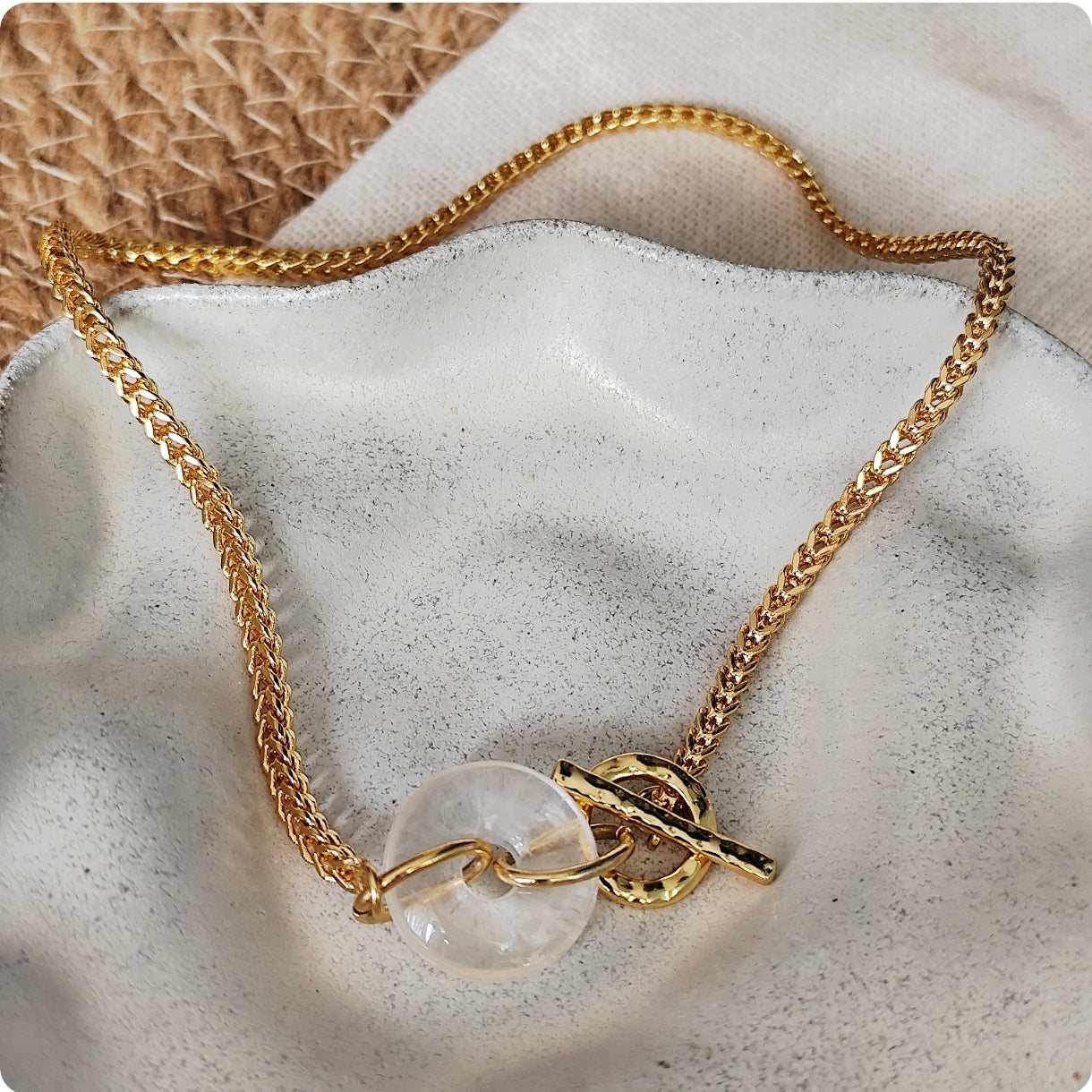 Collier avec pierre ronde et transparente