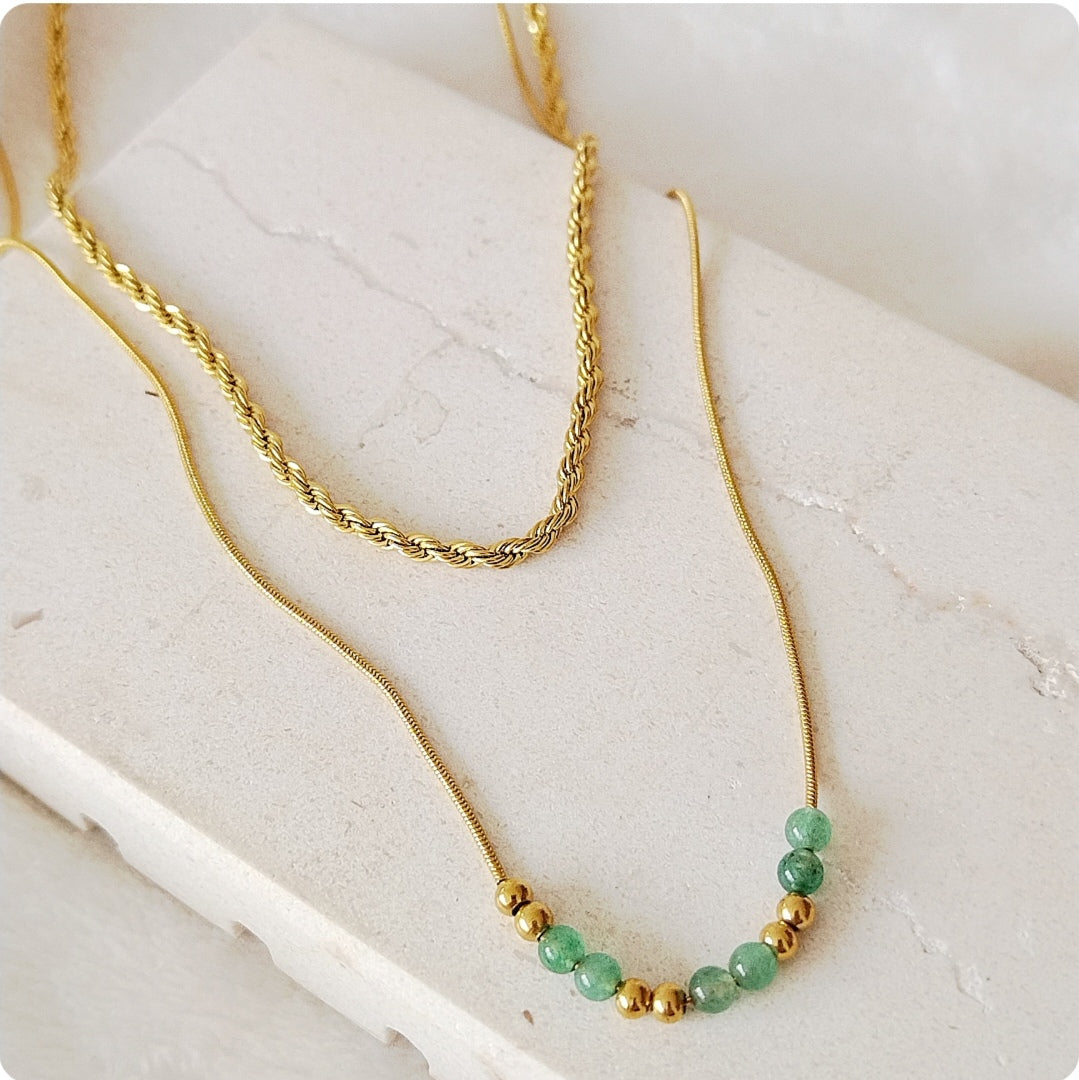 Collier double avec pierres vertes et billes