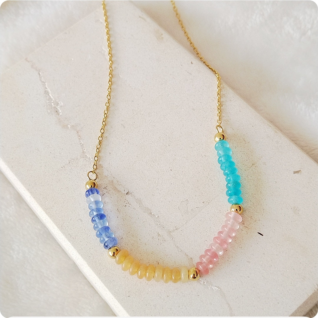 Collier doré avec pierres multi couleurs