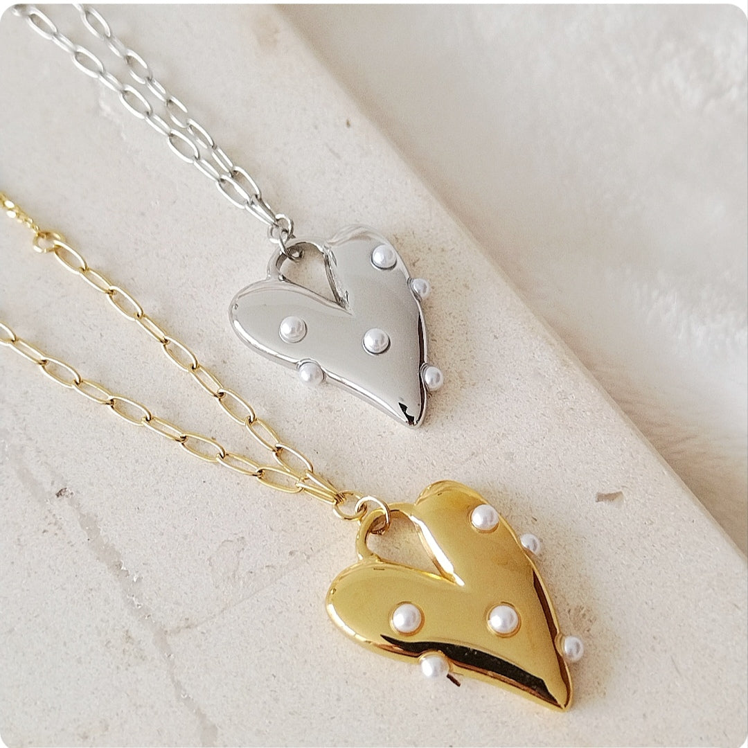 Collier doré avec pendentif cœur et perles incrustés