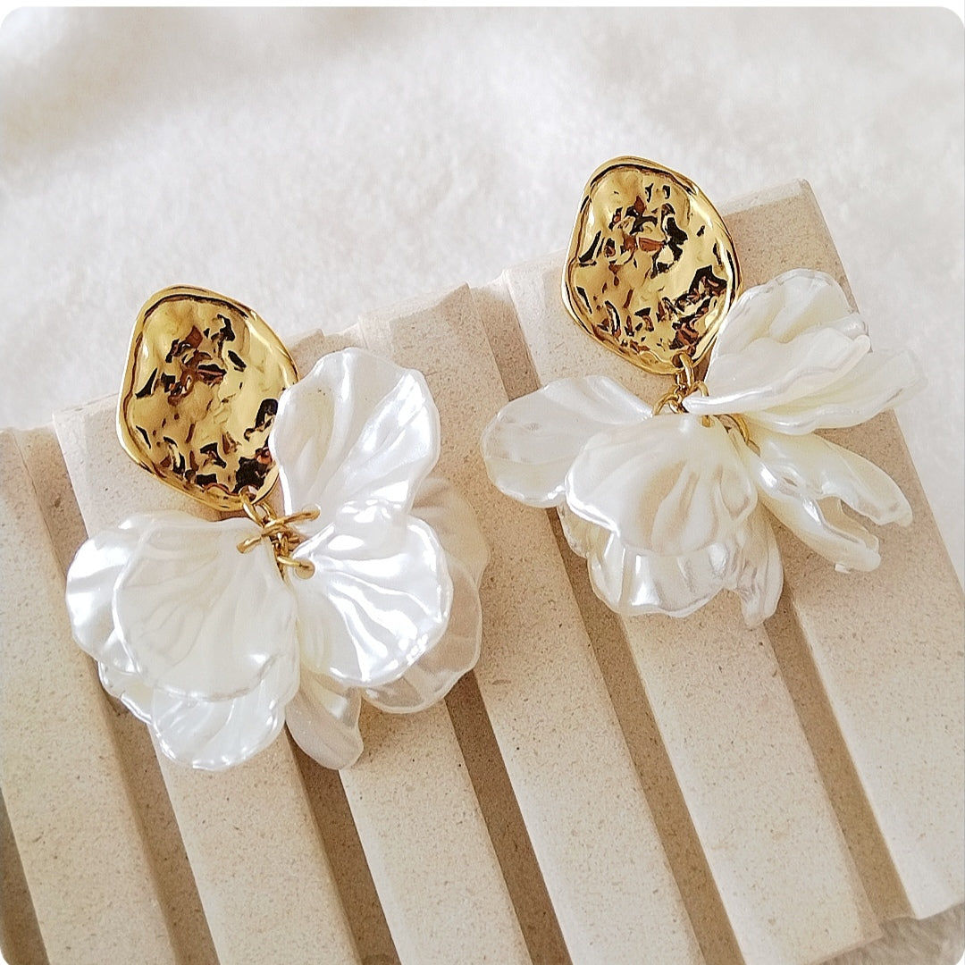 Boucles d'oreilles pétales blanches
