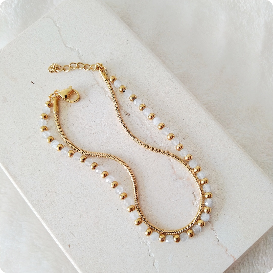 Bracelet doré double rang et billes blanches et dorées