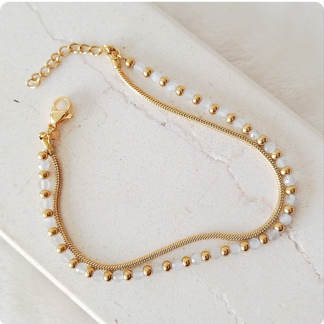 Bracelet doré double rang et billes blanches et dorées
