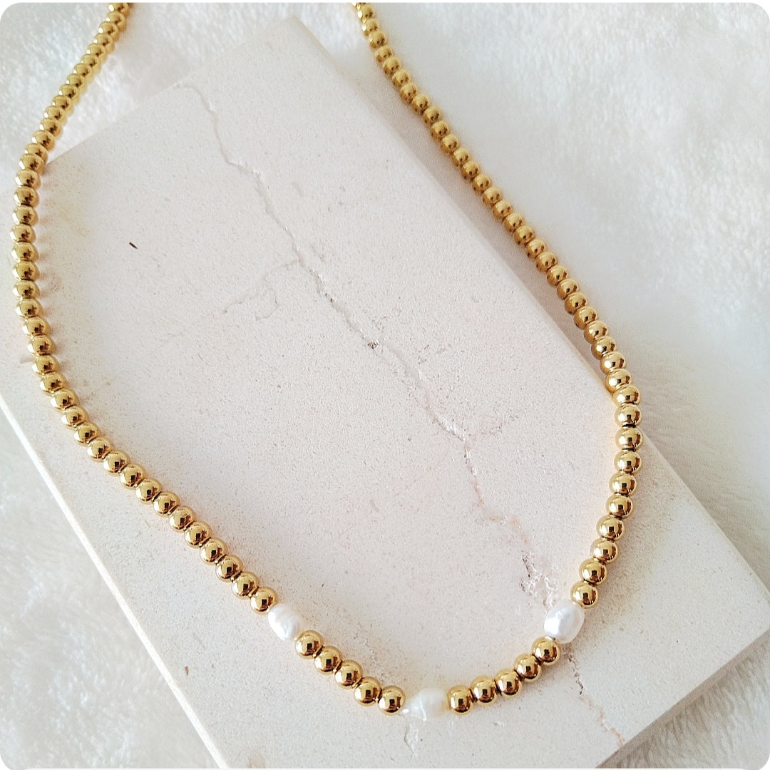Collier billes dorées et perles