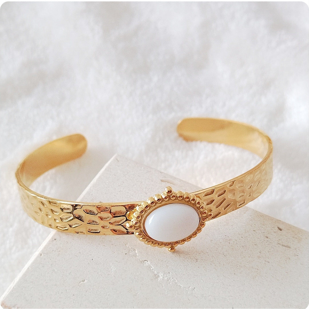 Bracelet texturé avec pierre blanche