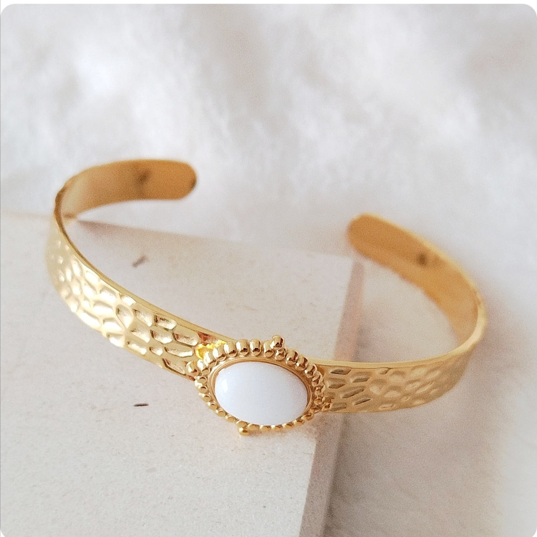 Bracelet texturé avec pierre blanche