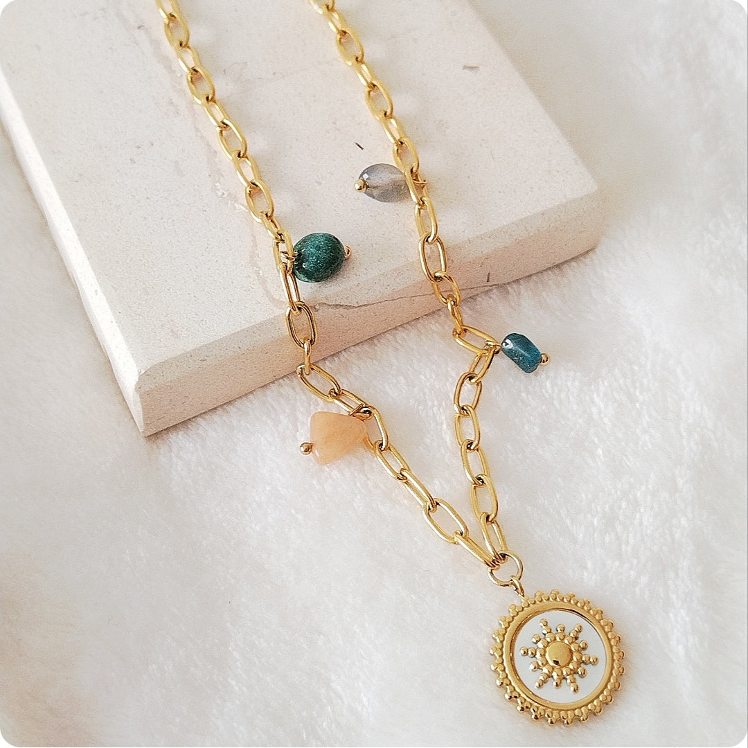 Collier doré rond blanc avec soleil et pierres des couleurs