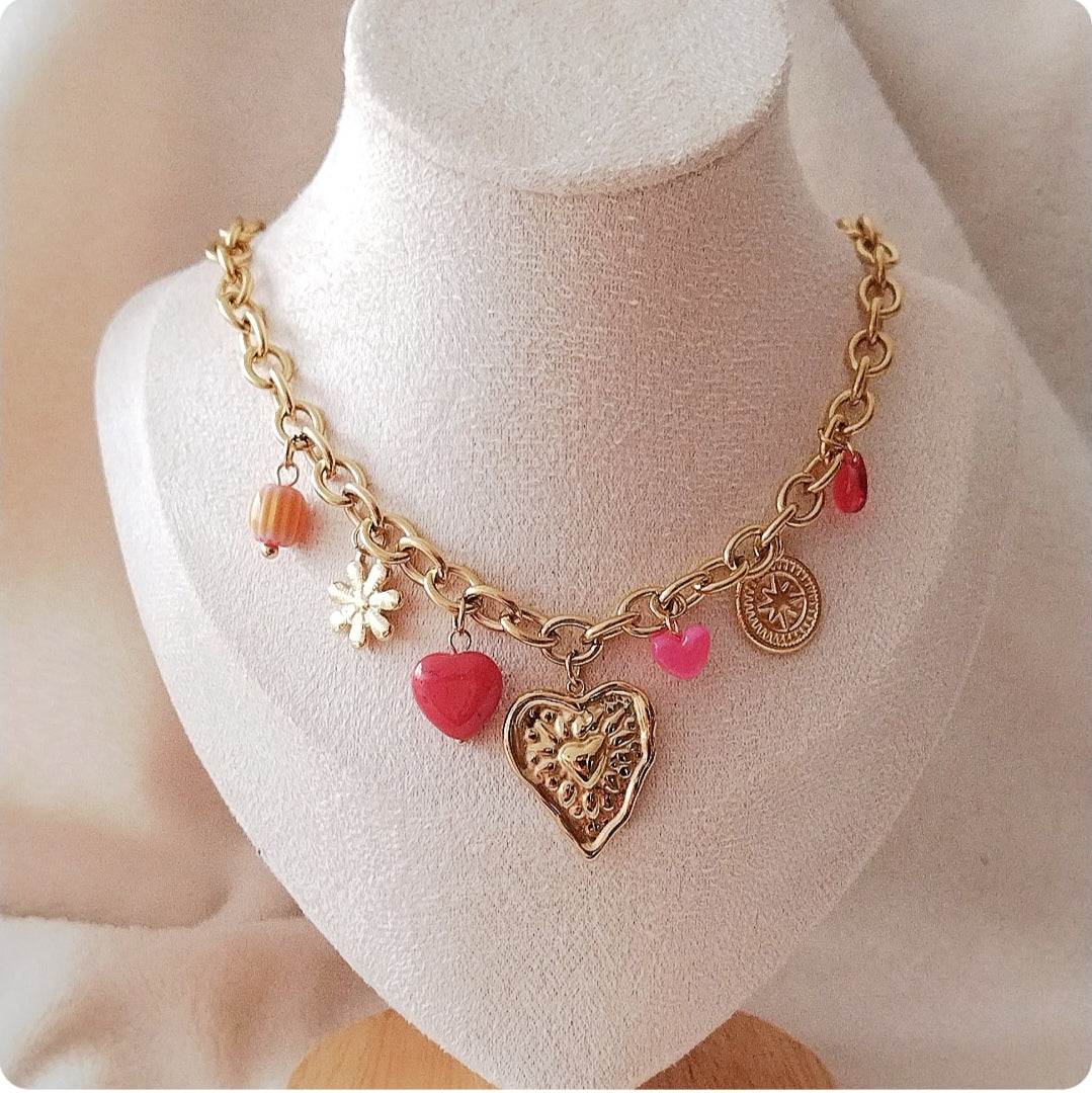Collier sacre cœur et pierres rouges
