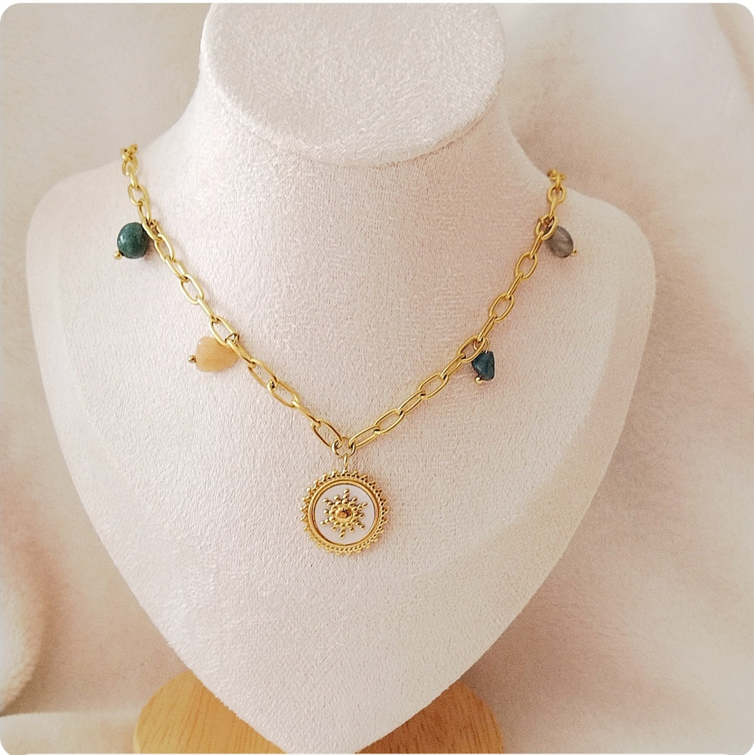 Collier doré rond blanc avec soleil et pierres des couleurs
