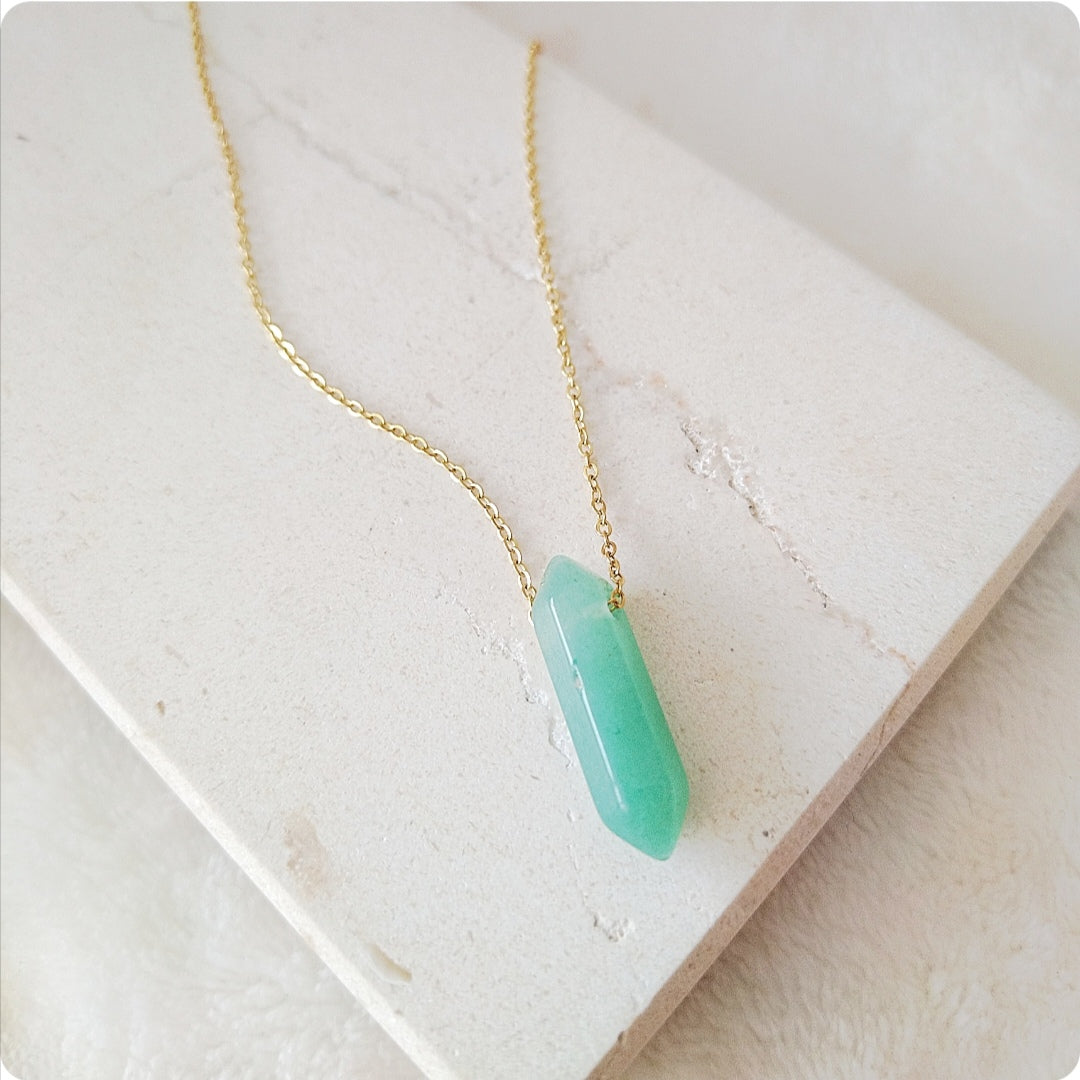 Collier doré avec pendentif pierre verte