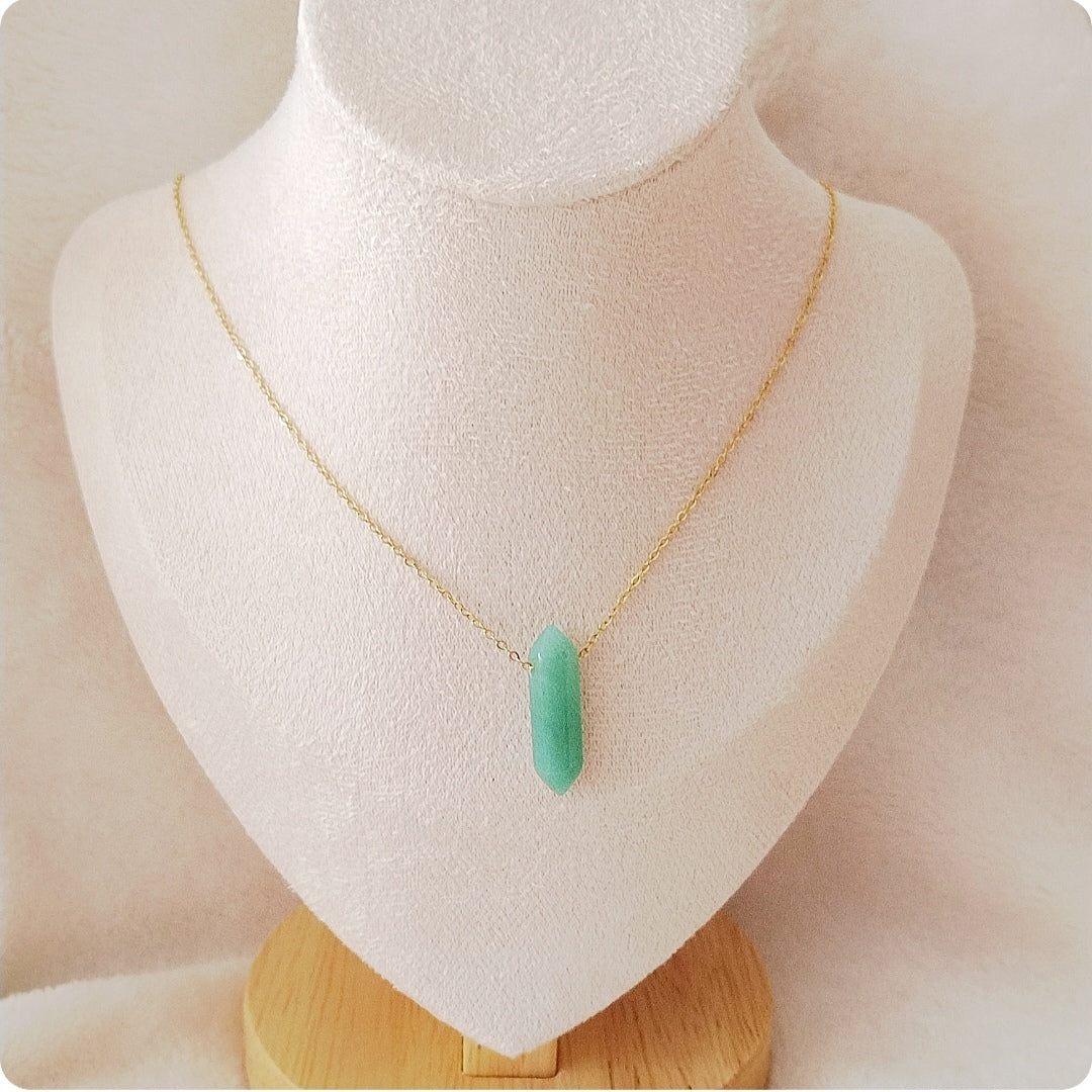 Collier doré avec pendentif pierre verte