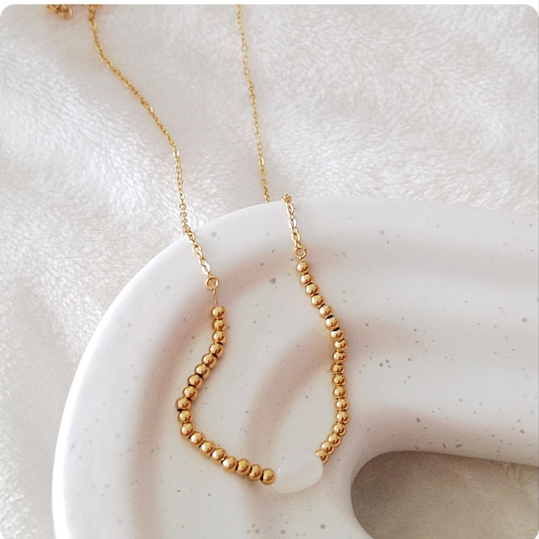 Collier argenté avec pierre blanche et billes