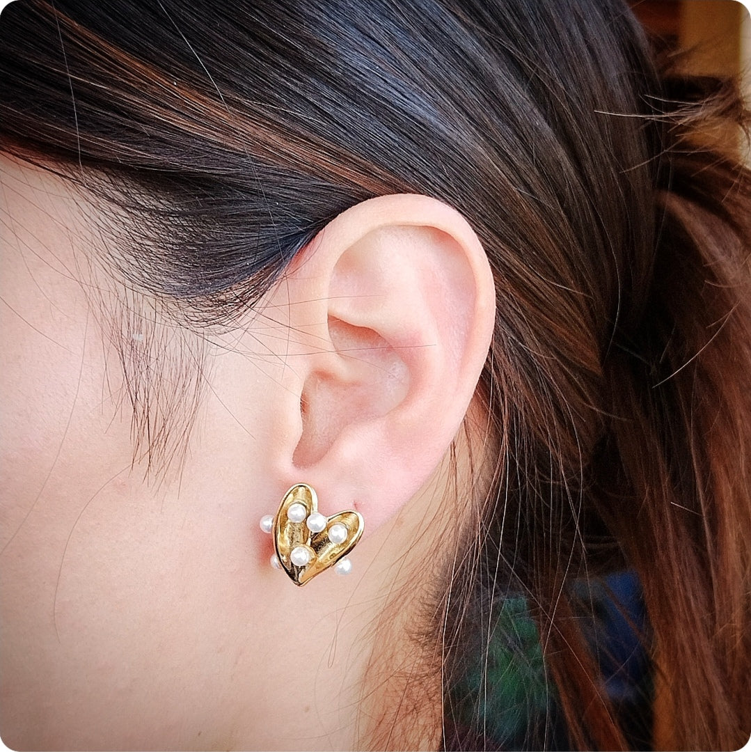 Boucles d'oreilles cœur creux et perles blanches