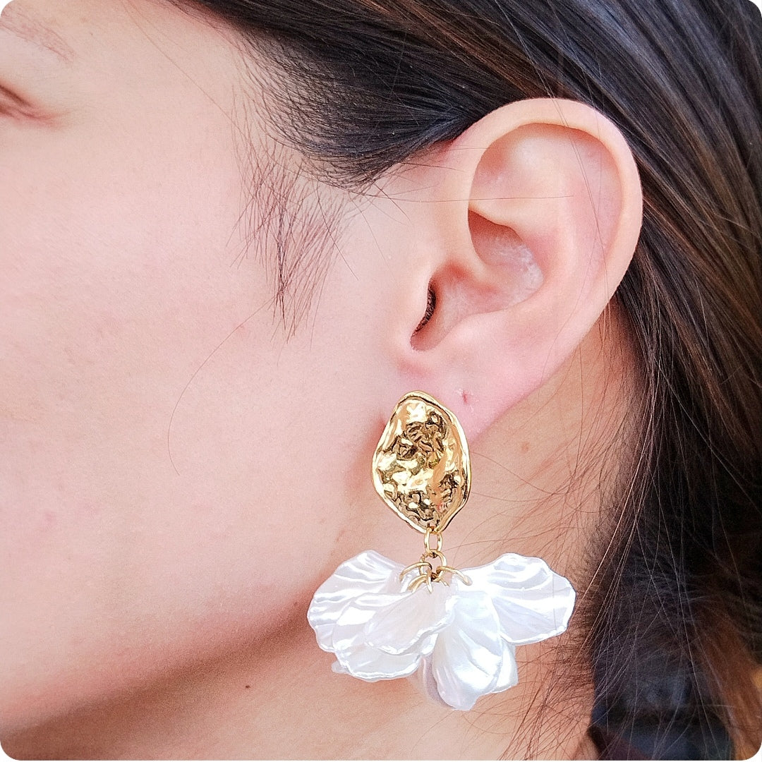 Boucles d'oreilles pétales blanches