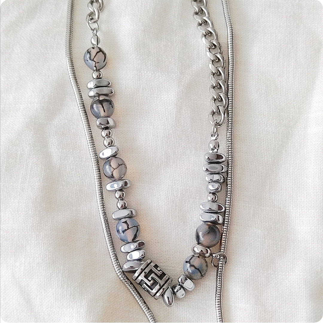Collier double rang et pierres blanches