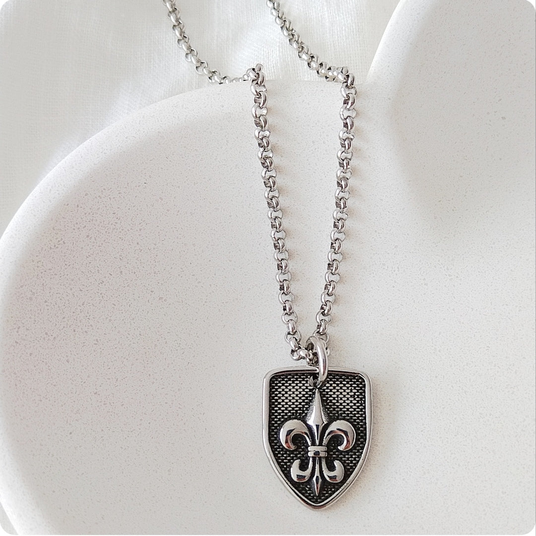 Collier bouclier fleur de lys