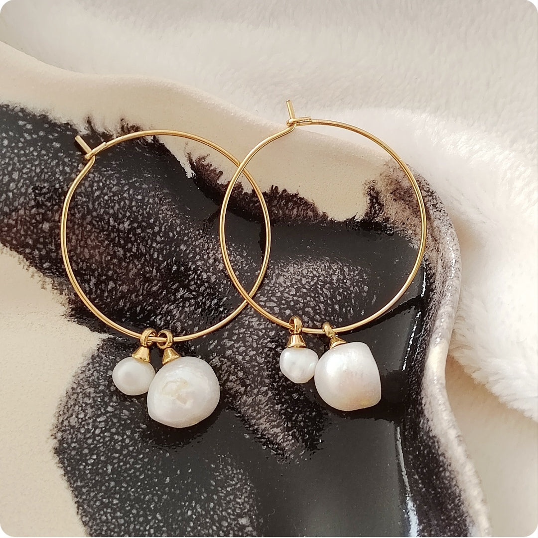 Boucles d'oreilles créoles avec perles blanches