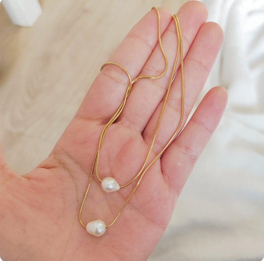 Collier double avec 2 perles blanches