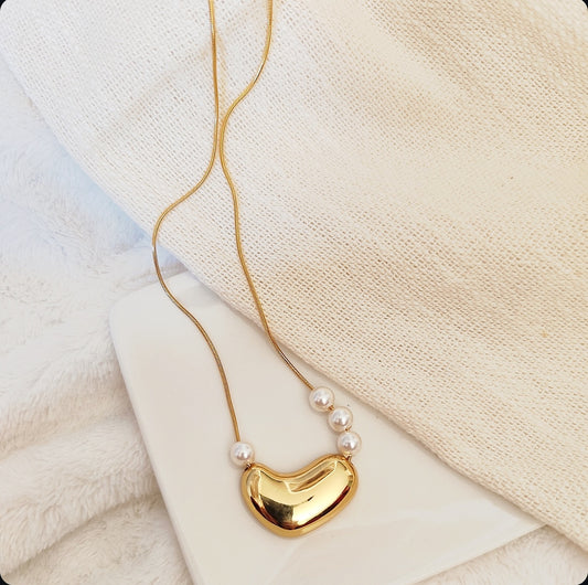 Collier doré avec pendentif cœur avec perles blanches