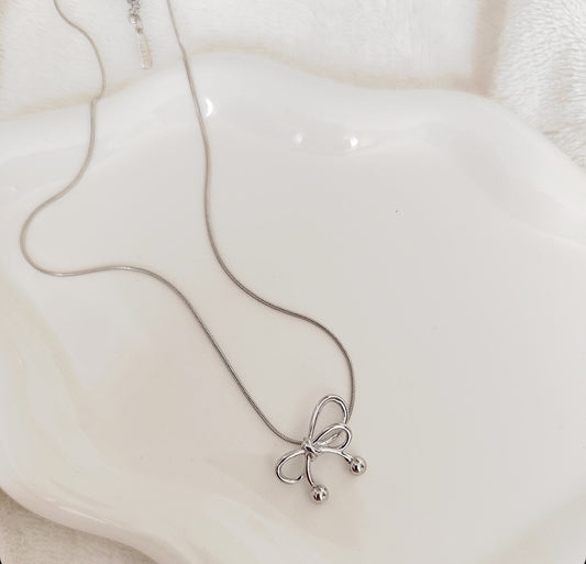 Collier argenté avec noeud