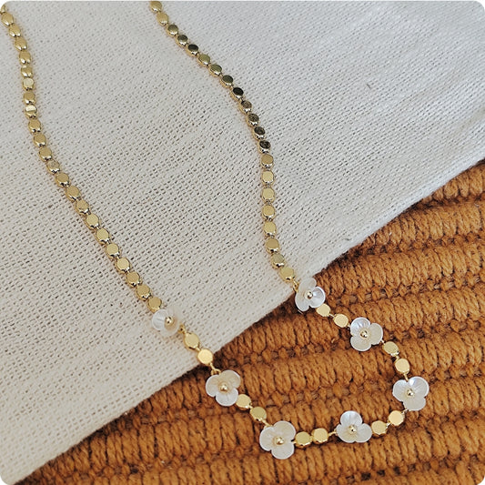 Collier en or laminé avec fleurs blanches