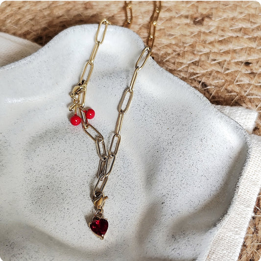 Collier doré avec pendentif cœur rouge et cerises