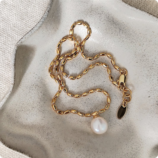 Collier avec perle blanche