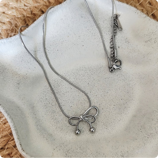 Collier argenté avec noeud