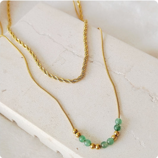 Collier double avec pierres vertes et billes
