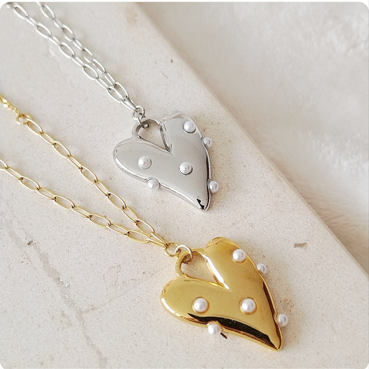 Collier doré avec pendentif cœur et perles incrustés
