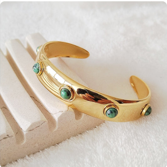 Bracelet  dorée avec pierres vertes