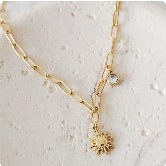Collier doré avec soleil