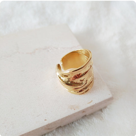 Bague avec relief