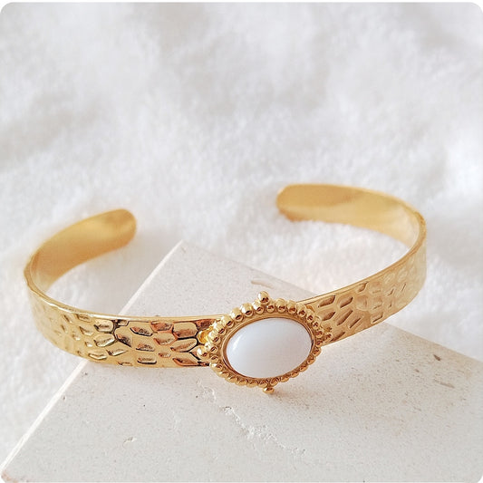 Bracelet texturé avec pierre blanche