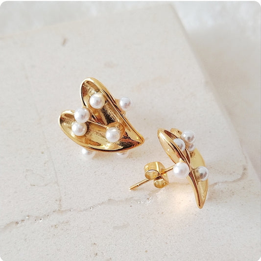 Boucles d'oreilles cœur creux et perles blanches