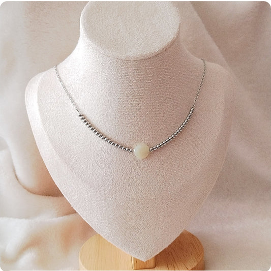 Collier argenté avec pierre blanche et billes
