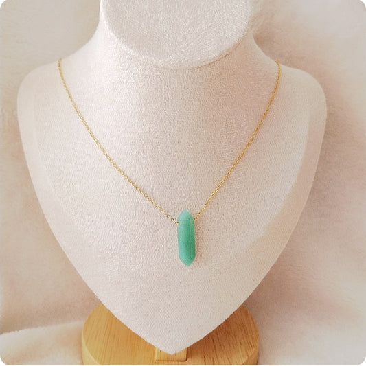 Collier doré avec pendentif pierre verte