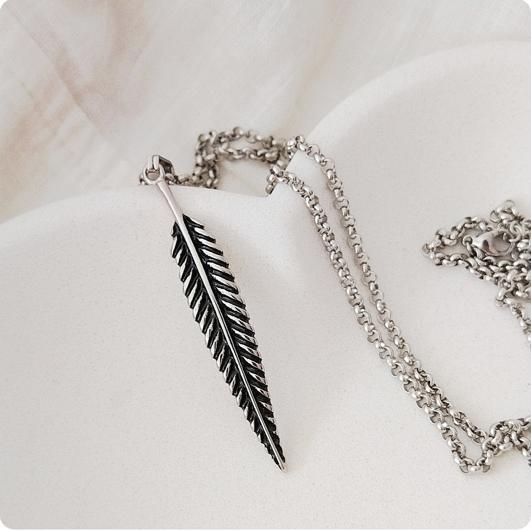 Collier plume argentée