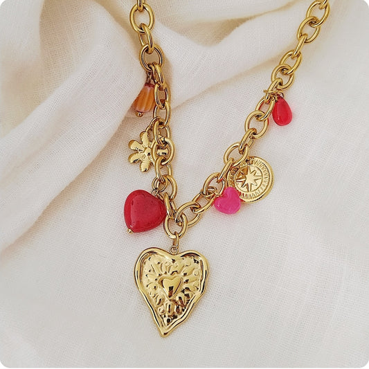 Collier sacre cœur et pierres rouges