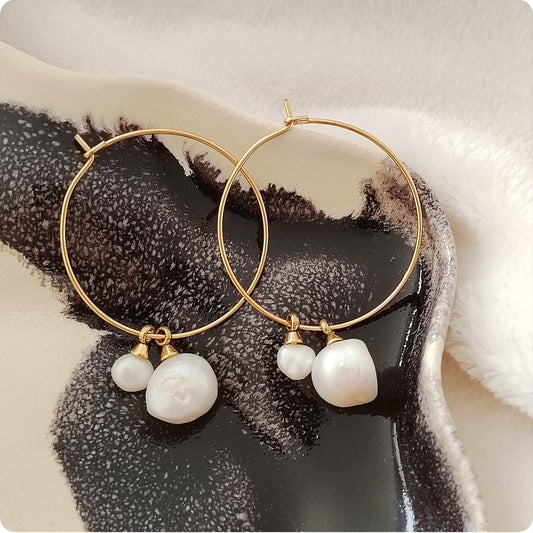 Boucles d'oreilles créoles avec perles blanches